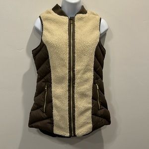 Athleta vest. Size XS. Olive and cream colored. No flaws.